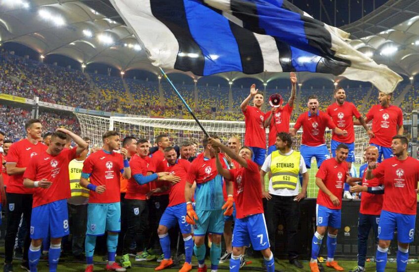 Fotbaliștii olteni au celebrat victoria din Cupă alături de fani // FOTO: Cristi Preda