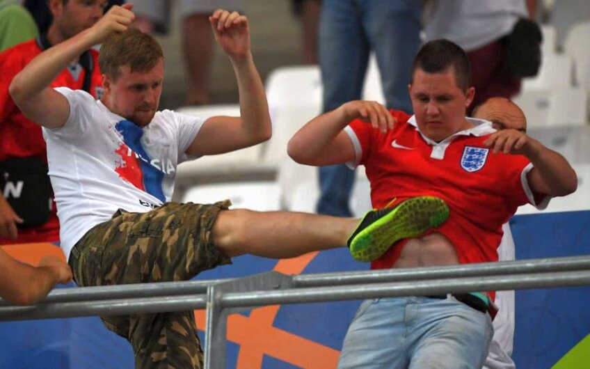 Un ultras rus lovește cu piciorul în abdomen un fan englez pe Velodrome din Marseille (foto: Reuters)
