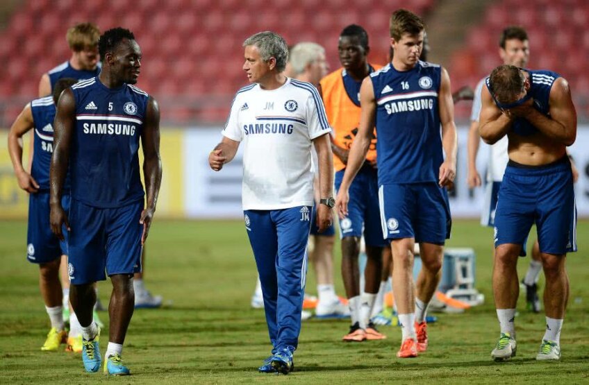 Michael Essien, stânga imaginii, într-o discuție cu Jose Mourinho FOTO: Guliver/GettyImages