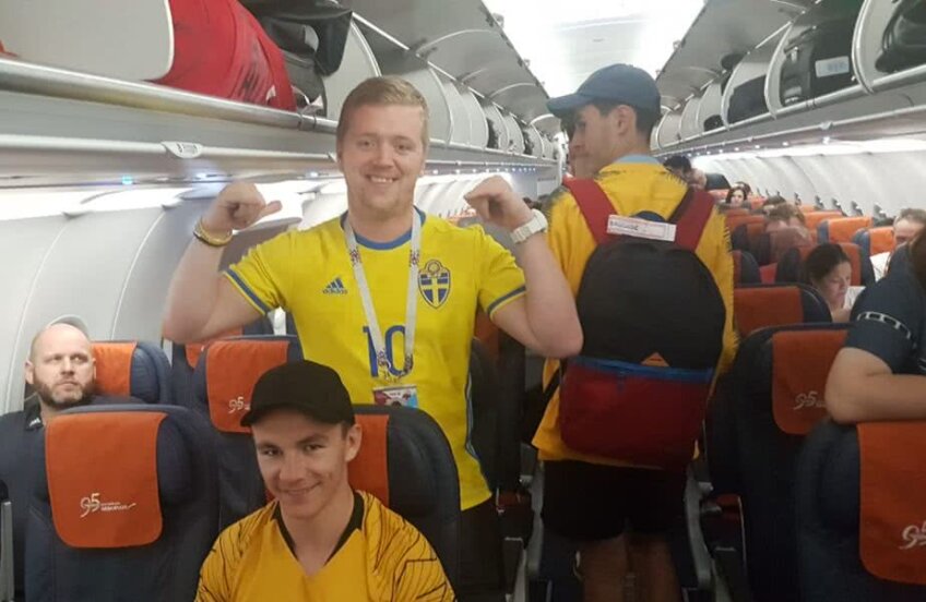 Aiden, suedezul cu tricoul lui Ibrahimovici, zâmbind în avion // FOTO:  Theodor Jumătate