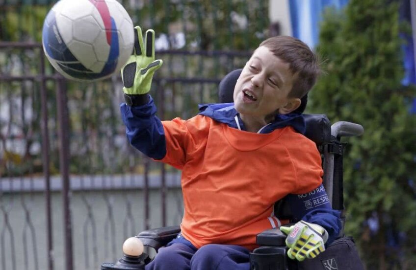 Velkovski adoră să se joace cu mingea, în ciuda bolii care-l macină din primele zile de viaţă