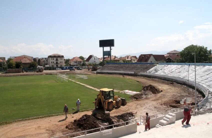 La pista de atletism se lucrează
Foto: Ovidiu Boica (Tribuna)