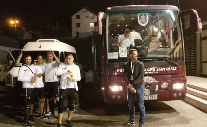 Jucătorii luxemburghezi
au petrecut lângă autocar