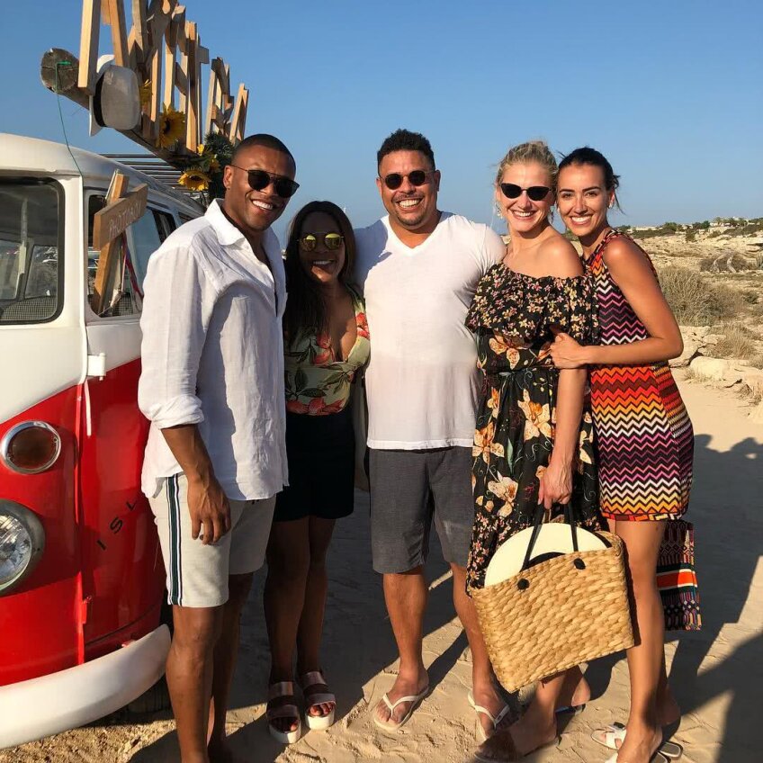 Cu familia și Ronaldo FOTO: Instagram @juliobaptistaoficial