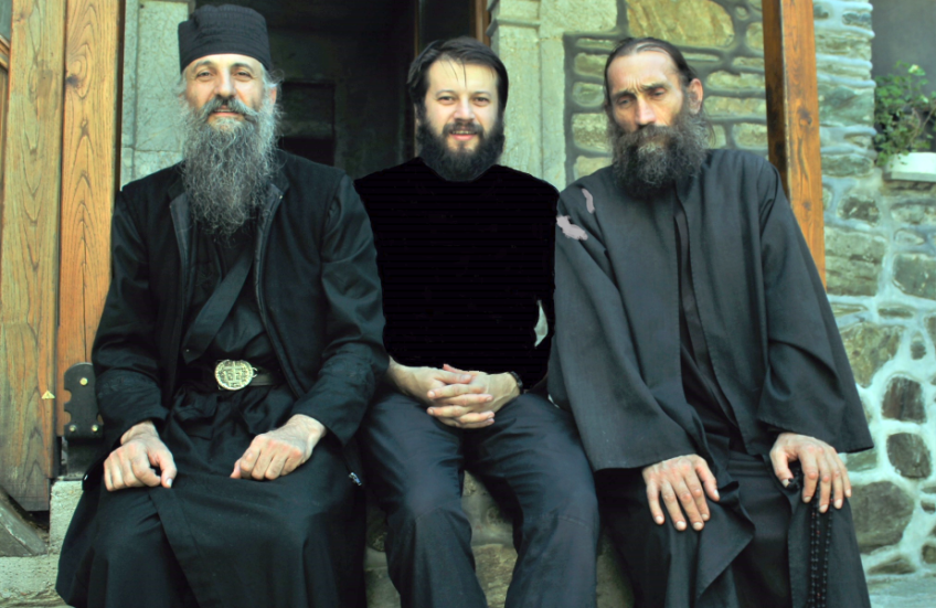Pe Muntele Athos, Adrian Ștefănescu e încadrat de Părintele Nicolae (stânga), de la o mănătsire din nordul Moldovei, și de Părintele Gabriel
