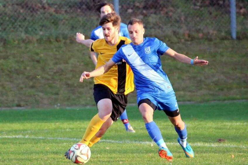 Marius Coșa (în albastru) jucând pentru SV Ilmmunster