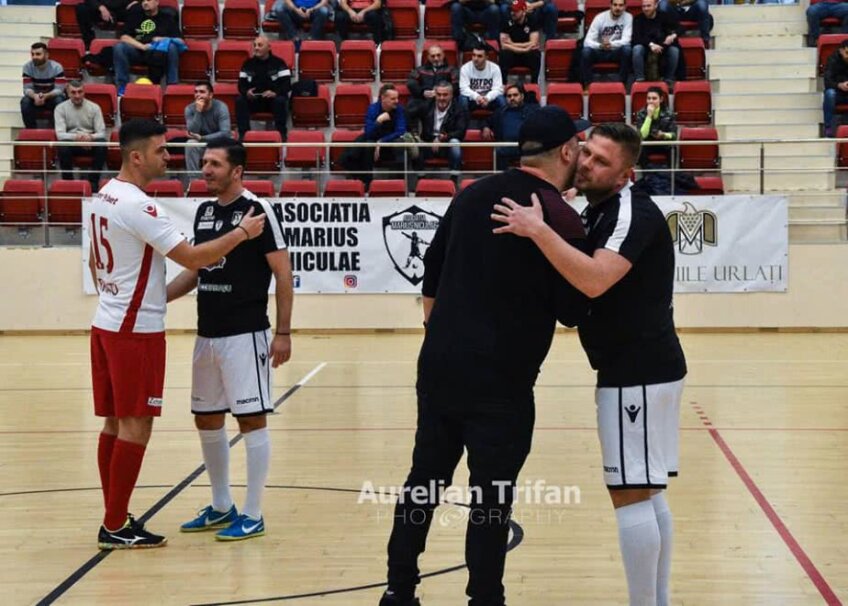 Octavian Chihaia (în negru cu șort alb) la turneul din Sala Dinamo. FOTO: Aurelian Trifan