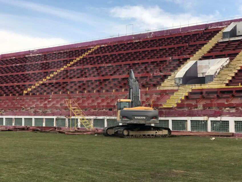 A început demolarea stadionului Giulești FOTO: Andrei Crăițoiu