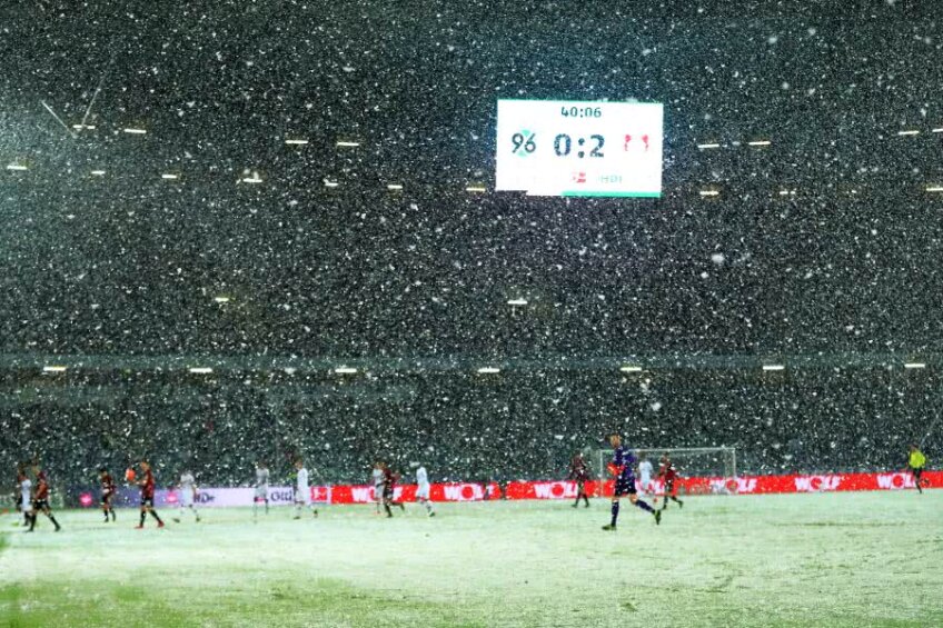 Ninsoare abundentă la meciul Hannover - Bayer Leverkusen // FOTO: Guliver/Getty Images