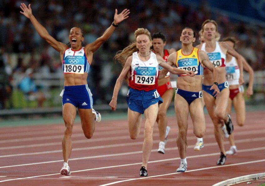 Kelly Holmes (stânga) trecând prima linia de sosire în cursa de 1.500 m de la Atena, în care românca Maria Cioncan a cucerit bronzul FOTO Guliver/GettyImages