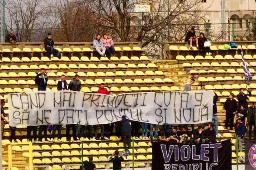 Ultrașii lui FC Argeș și-au ironizat favoriții la ultimul meci // Sursă foto: Facebook FC Argeș Fans