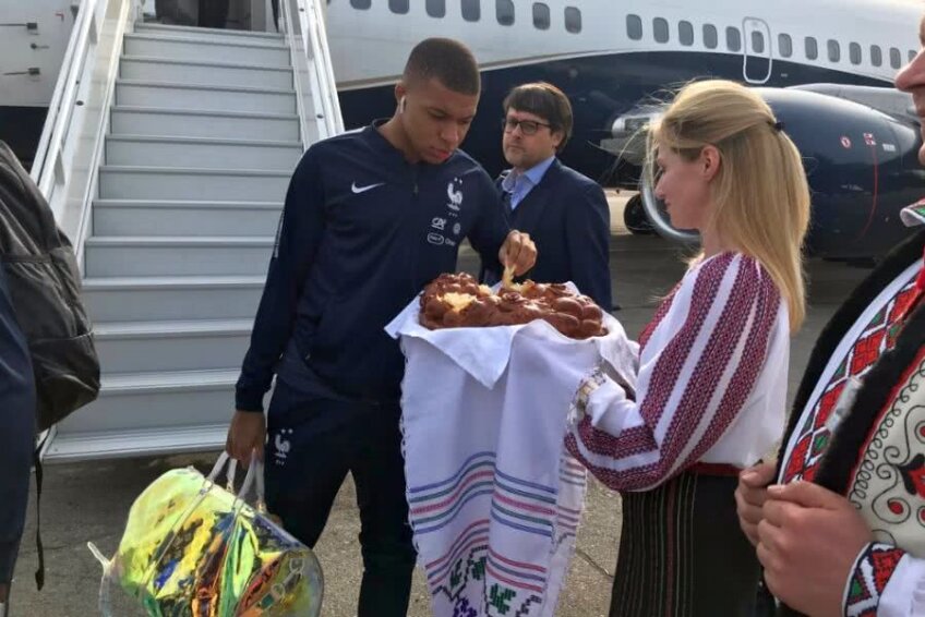Mbappe și colegii săi, întâmpinați cu pâine și sare pe aeroport // FOTO: French Team Twitter
