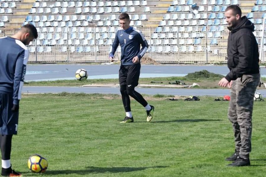 Suporterul Virgil a fost invitat la antrenamentul Farului Constanța // Foto: Facebook Farul