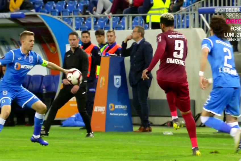 Bancu face henț, dar Marius Avram lasă jocul să continue. Pe margine, nervii lui Dan Petrescu nu pot fi stăviliți // Captură TV Telekom Sport