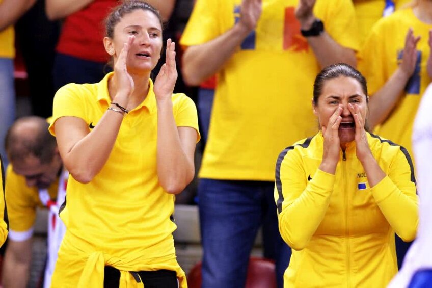 Monica Niculescu, în dreapta, a trăit la intensitate maximă meciurile de sâmbătă // FOTO: Raed Krishan