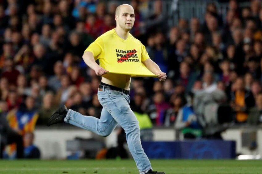 Un fan a intrat pe teren la meciul Barcelona - Liverpool // FOTO: Reuters