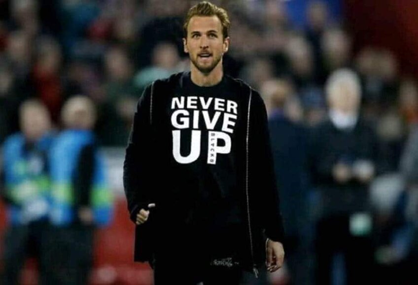 Kane, photoshopat în hainele cu mesajul lui Salah de mobilizare la revenirea lui Liverpool cu Barcelona. La fel ca starul lui Tottenham, egipteanul nu a putut juca la retur din cauza unei accidentări  Foto: Facebook