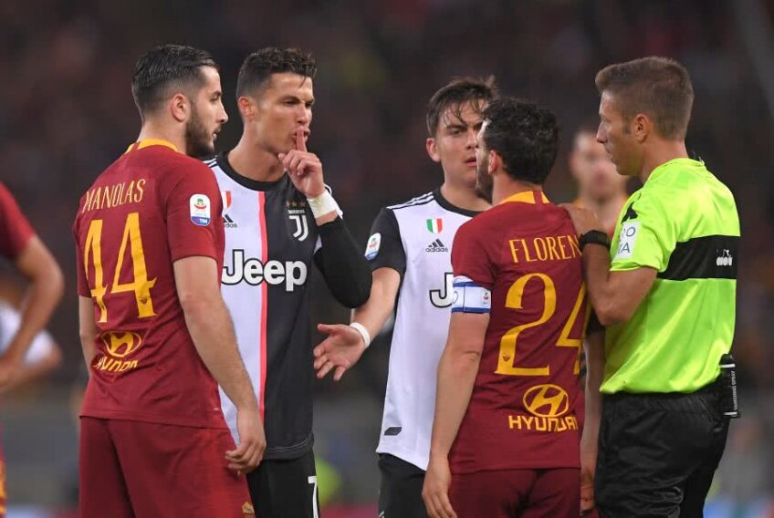 Cristiano îi face semn lui Florenzi că e mic de înălțime // Foto: Reuters