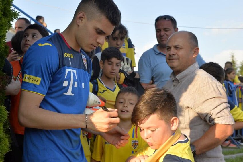 Jucătorii lui Cosmin Contra  le-au făcut un cadou deosebit copiilor cu ocazia zilei de 1 iunie // FOTO: Cristi Preda