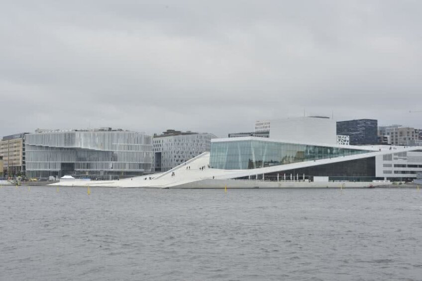 Opera din Oslo văzută de la depărtare