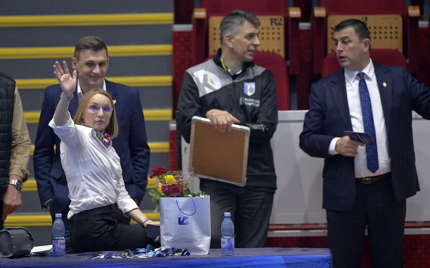 Gabi Szabo alături de Nicolae Luca (primul din dreapta), fostul antrenor al echipei de handbal, sârbul Dragan Djukici, și directorul general adjunct, Ionuț Aron, foto: Cristi Preda