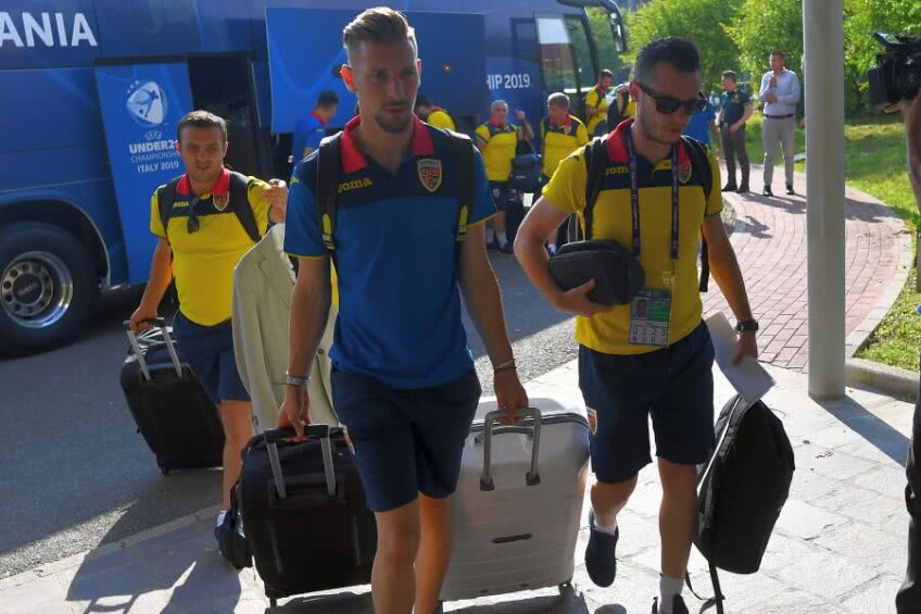 Jucătorii lui Mirel Rădoi au ajuns la hotelul unde vor fi cazați în Bologna // FOTO: Raed Krishan
