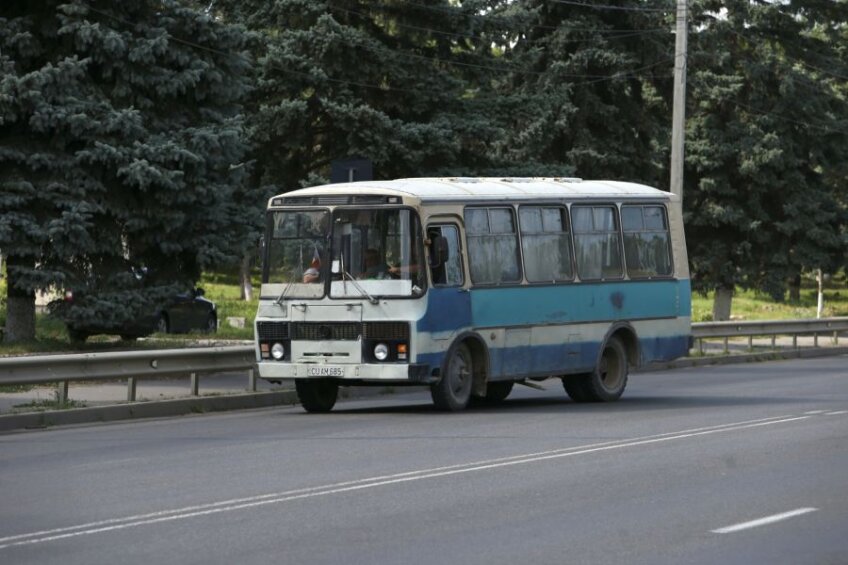 Un microbuz care pare din altă eră pe străzile din Orhei // foto: Justin Gafiuc