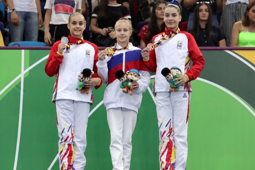 Ioana Stănciulescu, Viktoriia Listunova și Silviana Sfiringu (de la stânga la dreapta) pe podiumul de la sol FOTO UEG