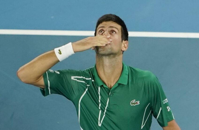 PENTRU KOBE. Novak Djokovic l-a învins pe Roger Federer, scor 7-6(1), 6-4, 6-3, și s-a calificat pentru a OPTA oară în finală la Australian Open! Imediat după meci, sârbul i-a dedicat victoria lui Kobe Bryant, legendarul baschetbalist decedat duminică la numai 41 de ani, care era prietenul și mentorul său. Foto: Reuters
