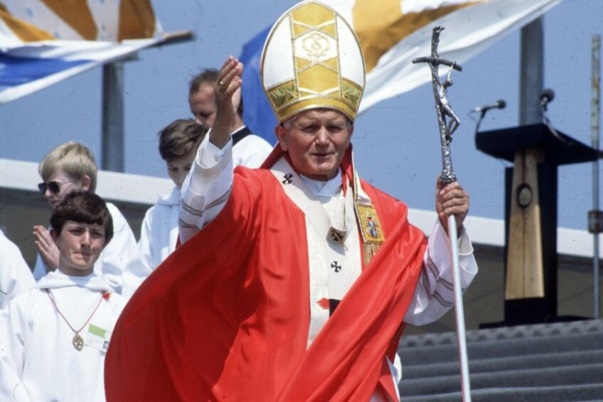 Papa Ioan Paul al II-lea, în timpul unei vizite în  Coventry, în 1982. foto: Guliver/Getty Images