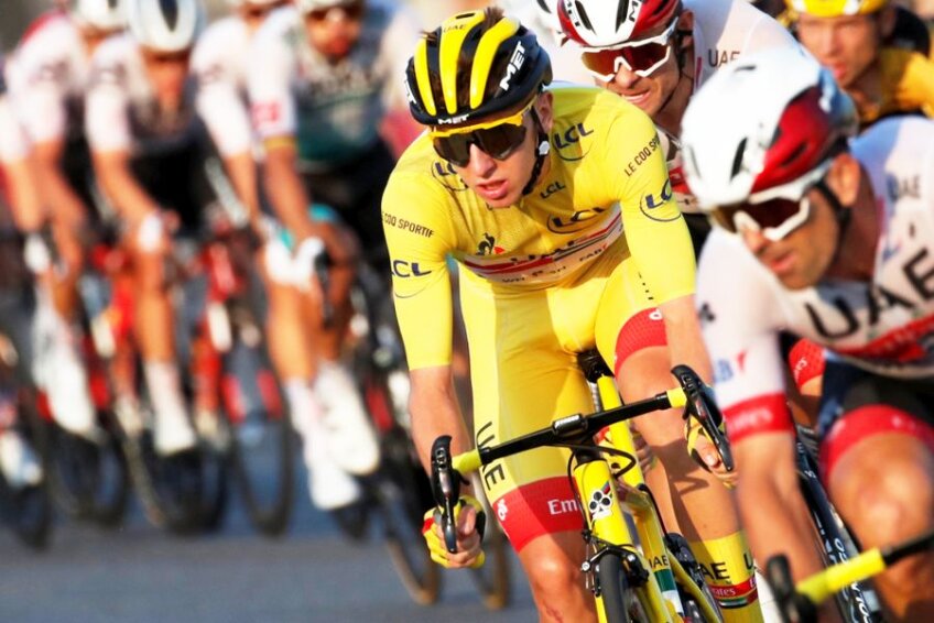 Tadej Pogacar, în galben, în plutonul de Turul Franței, foto: Reuters