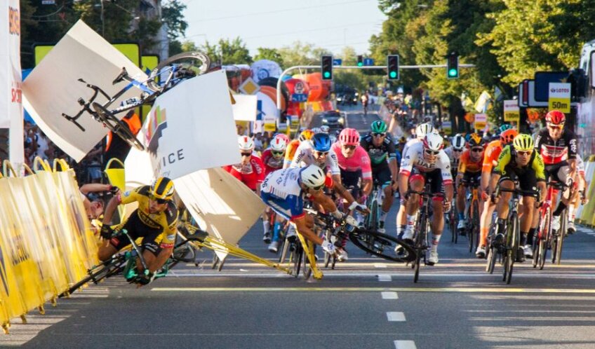 Accidentul lui Fabio Jakobsen, care deja izbise mantinela. I se vede bicicleta în aer, Sursă foto: Imago
