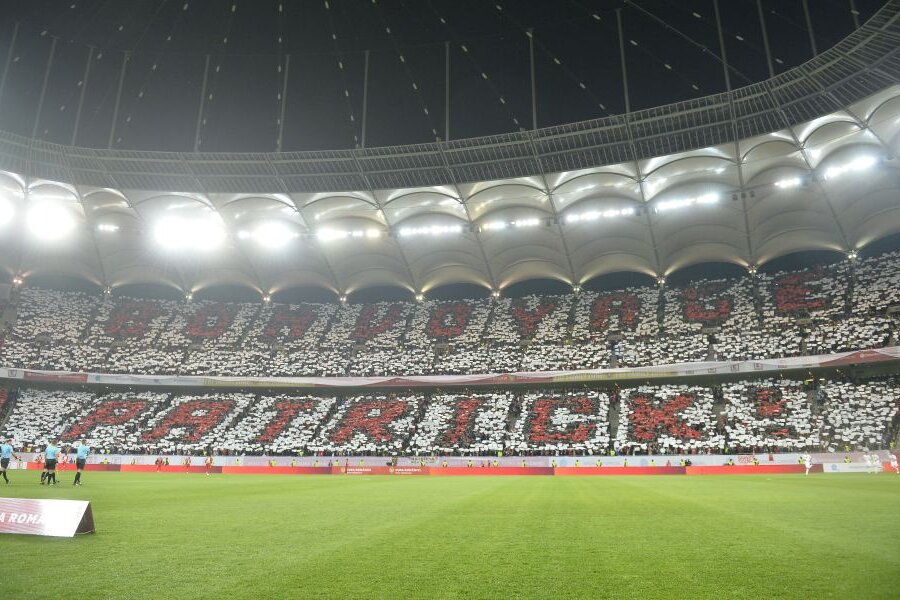 O Jogador De Futebol, Patrick Ekeng Morre Após O Colapso Durante O Jogo De  Dinamo Bucareste Imagem de Stock Editorial - Imagem de romano, colapso:  71017229