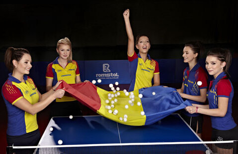 Fantezie Ping Pong JucÄƒtoarele De Tenis De MasÄƒ Au Pozat Pentru Un Nou Calendar