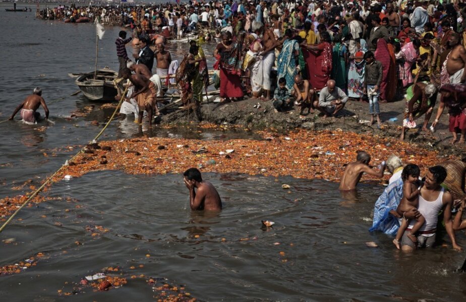 India vrea să vândă apă din Gange prin poștă ► keyword-suggestions.com