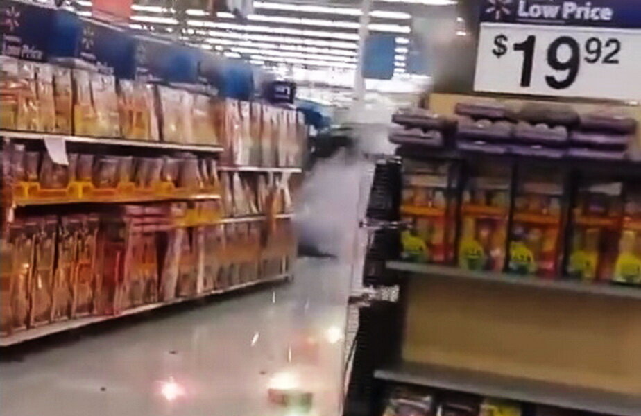 A aprins o petardă într-un magazin şi a declanşat dezastrul! ► Foto: youtube.com
