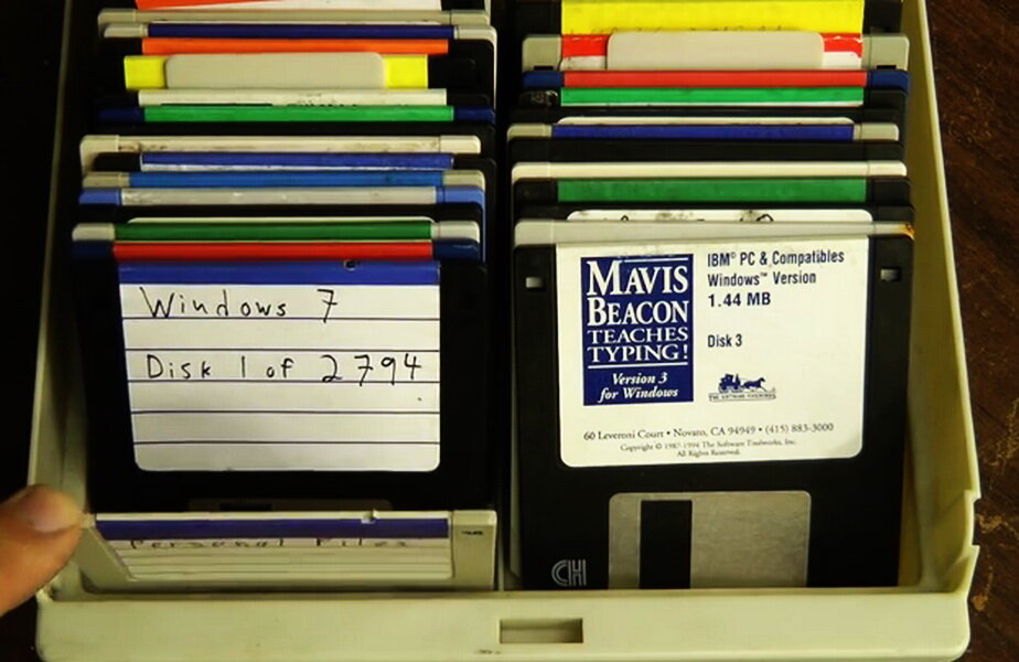 Iată cum scapi de floppy disk cu ajutorul unei mașini de tuns iarba ► Foto: youtube.com