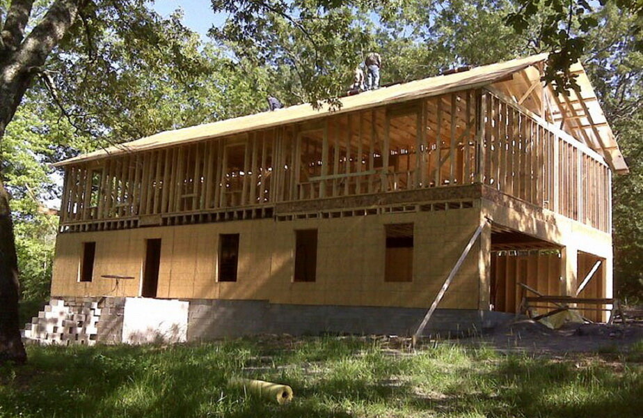 O femeie şi-a construit singură o casă folosind indicaţiile de pe Youtube ► Foto: notizie.delmondo.info