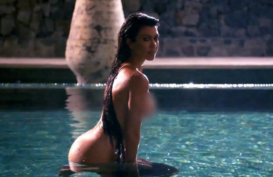 Kourtney Kardashian, complet dezbrăcată la piscină.