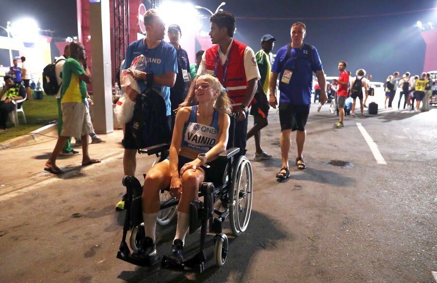 Scene CUTREMURĂTOARE la maratonul din cadrul Mondialelor de atletism: căldura din Qatar le-a răpus pe sportive » Aici se va juca Mondialul de fotbal din 2022! foto: Guliver/gettyimages