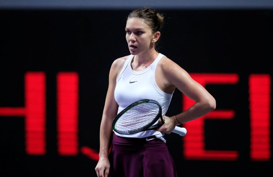 Înfrângere pe terenul care scufundă loviturile! Simona Halep a pierdut ieri în fața Elinei Svitolina, 5-7, 3-6, în Grupa Mov de la Shenzhen, și joacă vineri pentru calificarea în semifinale. Foto: Reuters