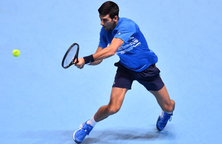 Djokovic și un rever din meciul cu Thiem la Turneul Campionilor, lovitură care îl surprinde într-o postură incredibilă, foto: Guliver/gettyimages