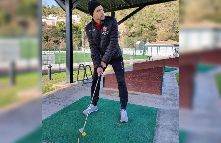 TIGER WOODS ALB-ROȘU. Slavko Perovici și-a testat măiestria la golf, dar după trei tentative, nereușite, de a lovi mingea cu crosa, a declarat: „E clar, n-am niciun talent la sportul acesta”