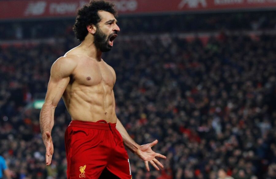 ȘI-A ARĂTAT MUȘCHII. Mohammed Salah l-a copiat pe Cristiano Ronaldo după golul marcat cu Manchester United. Le-a arătat tuturor „pachețelele” lui de pe abdomen. FOTO: REUTERS