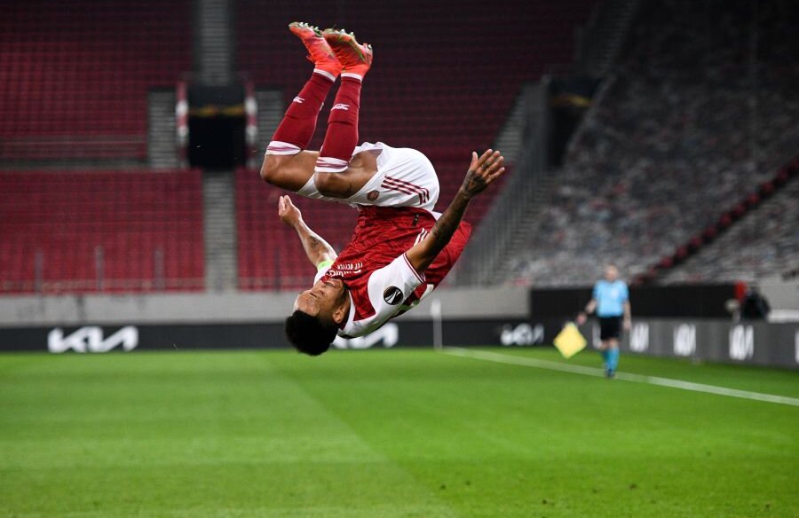 Pierre Emerick Aubameyang a sărbătorit în stilul deja celebru reușitele din partida cu Benfica, scor 3-2. Gabonezul a bifat o dublă și a calificat-o pe Arsenal în optimile EL, unde va înfrunta Olympiacos (foto: Imago)